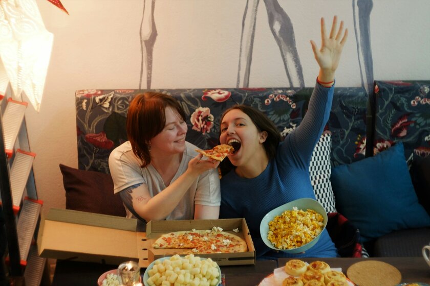 Почему мы переедаем за сериалами и что с этим делать?