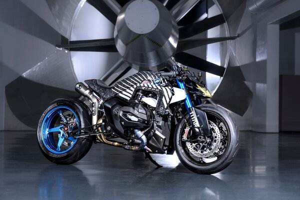 Анонсирован уникальный мотоцикл BMW R 1300 R «TITAN»