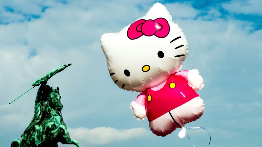 Во «Вкусно — и точка» появился розовый бургер Hello Kitty