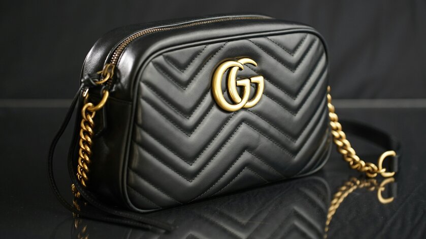 Легендарной сумке Chanel 2.55 исполнилось 70 лет