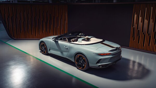 Bentley анонсировала первый люксовый кабриолет Batur от Mulliner