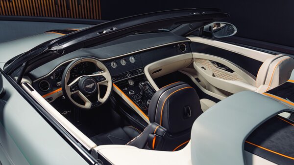 Bentley анонсировала первый люксовый кабриолет Batur от Mulliner