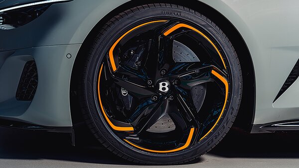 Bentley анонсировала первый люксовый кабриолет Batur от Mulliner