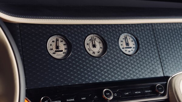 Bentley анонсировала первый люксовый кабриолет Batur от Mulliner