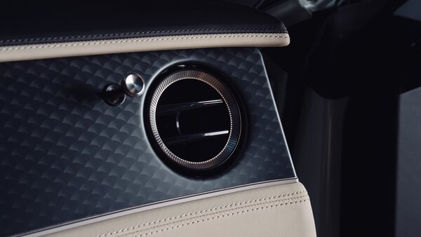 Bentley анонсировала первый люксовый кабриолет Batur от Mulliner