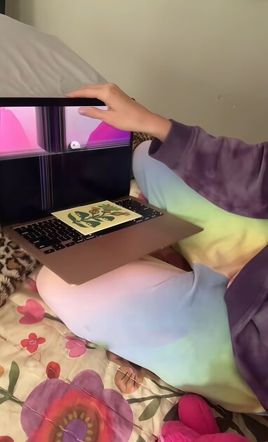 MacBook сломался от листка бумаги