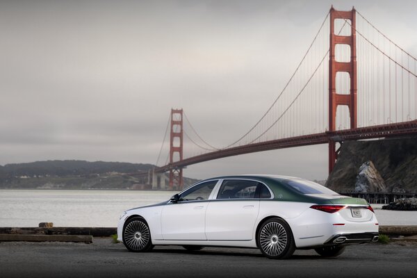 Mercedes-Benz представил лимитированную версию Maybach S 680 Edition Emerald Isle