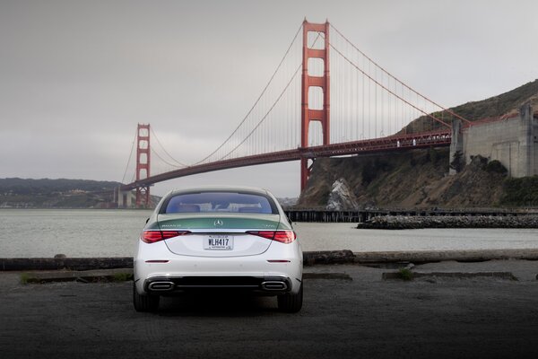 Mercedes-Benz представил лимитированную версию Maybach S 680 Edition Emerald Isle