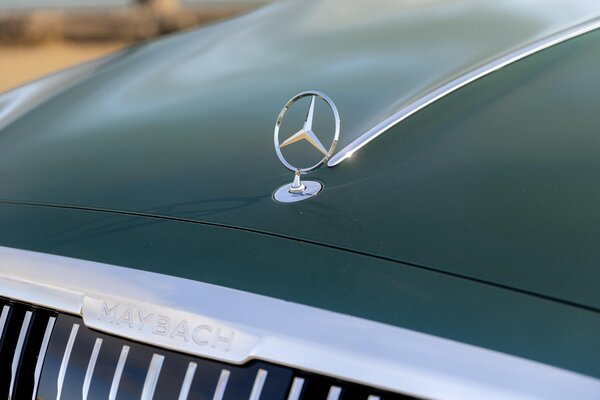 Mercedes-Benz представил лимитированную версию Maybach S 680 Edition Emerald Isle