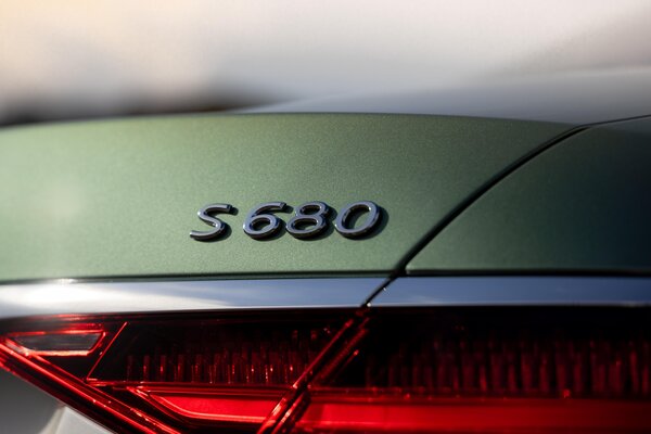 Mercedes-Benz представил лимитированную версию Maybach S 680 Edition Emerald Isle