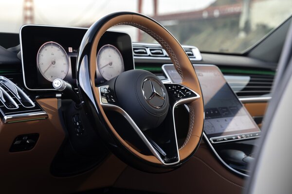 Mercedes-Benz представил лимитированную версию Maybach S 680 Edition Emerald Isle