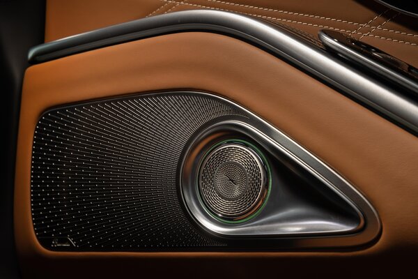 Mercedes-Benz представил лимитированную версию Maybach S 680 Edition Emerald Isle