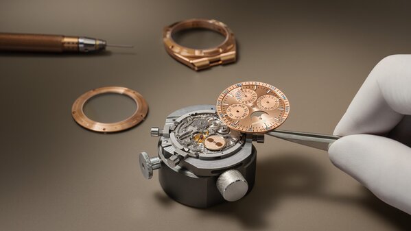 Vacheron Constantin представила ультратонкие часы Overseas Perpetual Calendar