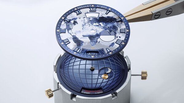 Breguet представила лимитированную серию часов Marine Hora Mundi 5555
