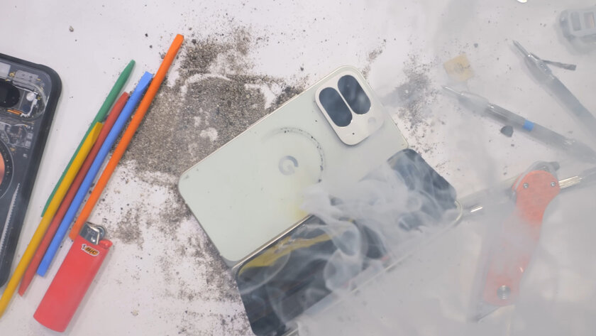 Google Pixel 10 Pro Fold загорелся в руках блогера