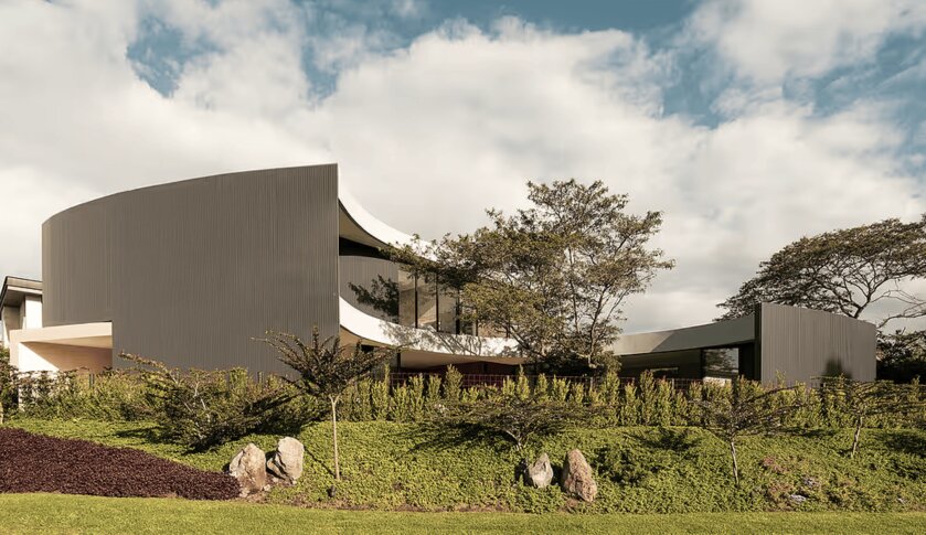 В Эквадоре построили уникальный дом вокруг дерева