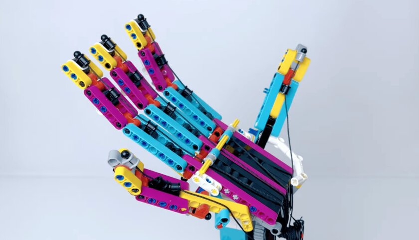 Школьник создал рабочую роборуку из Lego