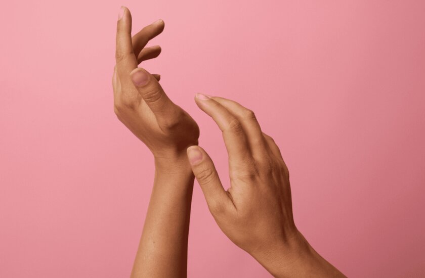 Женщина получает 250 тысяч в день за работу «моделью рук»