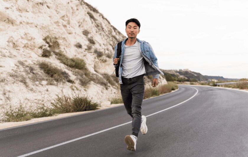 Мужчину уволили за активность во время больничного