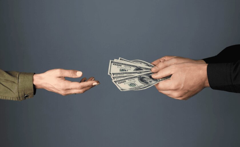 Мужчина семь лет переводил деньги на несуществующего ребёнка