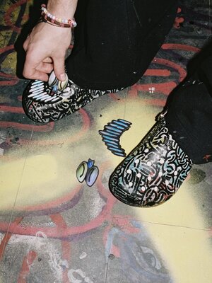 Crocs выпустила модель в стиле граффити