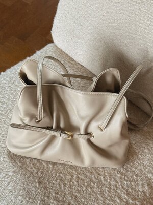 Почему новая сумка Prada стала трендом этой осени