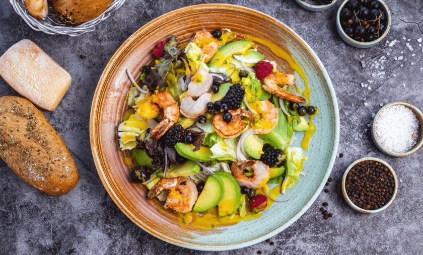 Рецепт тёплого салата с киноа, креветками и апельсином