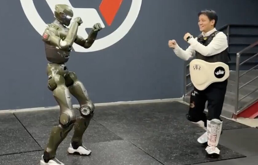 Робот-гуманоид сбил с ног главу компании