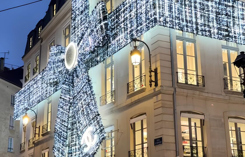 Chanel украсила свой флагманский бутик твидовым бантом