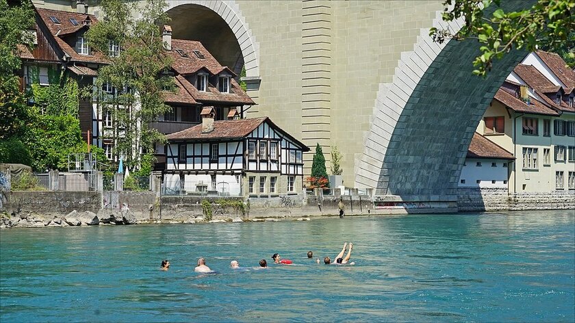 Сотрудники отеля добираются на работу вплавь по реке