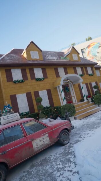 Рекорд Гиннесса: Disney+ построил пряничный дом из фильма «Один дома»