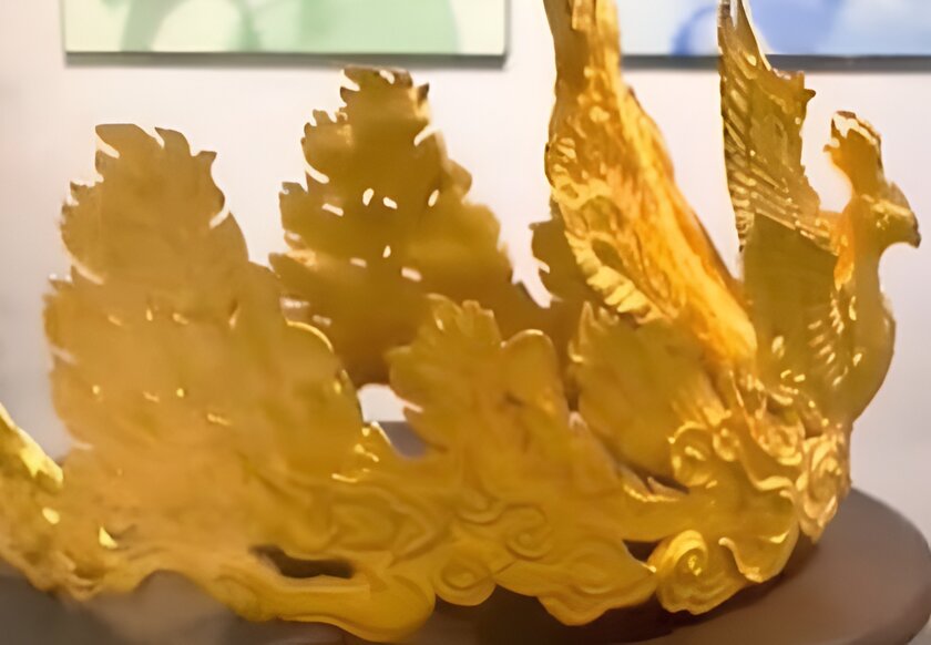 Мальчик случайно разбил корону за 280 тысяч долларов