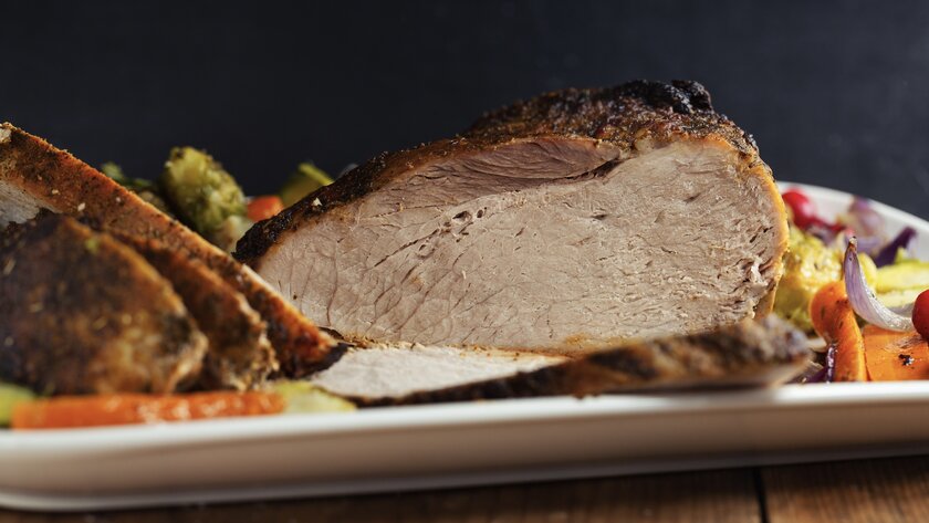 Как запечь свинину в фольге в духовке