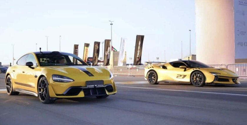 Вот это поворот: автомобиль Xiaomi обогнал суперкар Ferrari