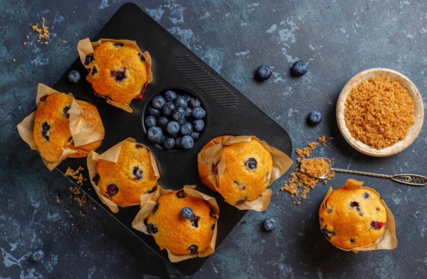 Рецепт творожно-овсяных маффинов с ягодами без сахара