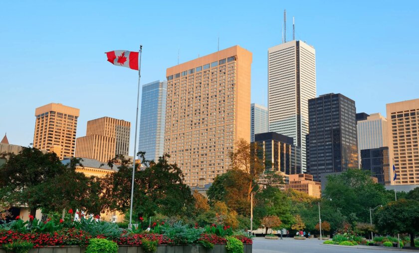 Канада прекратила выдачу виз для россиян