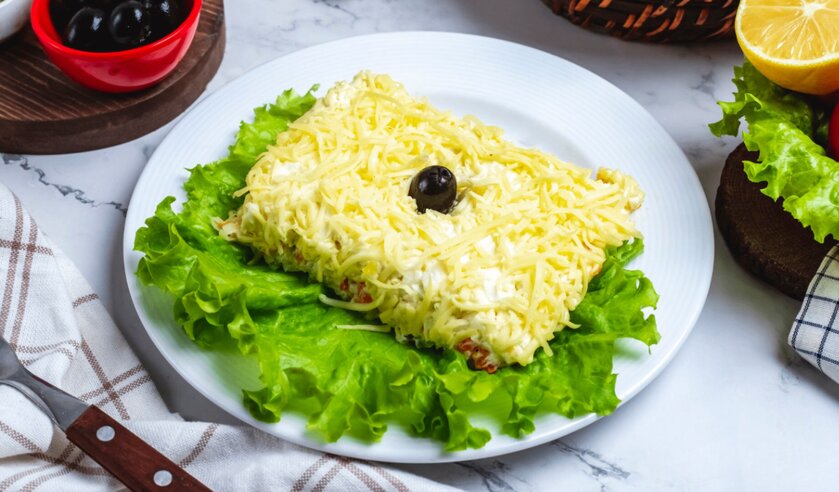 Рецепт слоёного салата с рисом и копчёной курицей