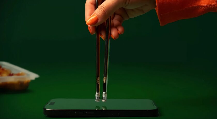 Появились палочки для еды и скроллинга