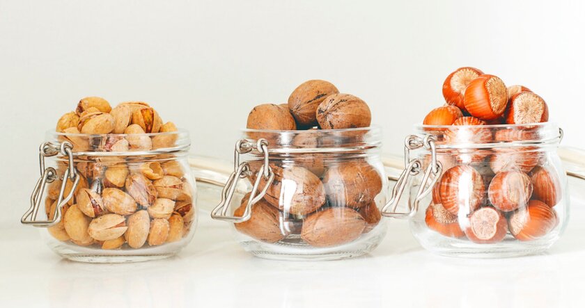 Где и как лучше хранить орехи и семена