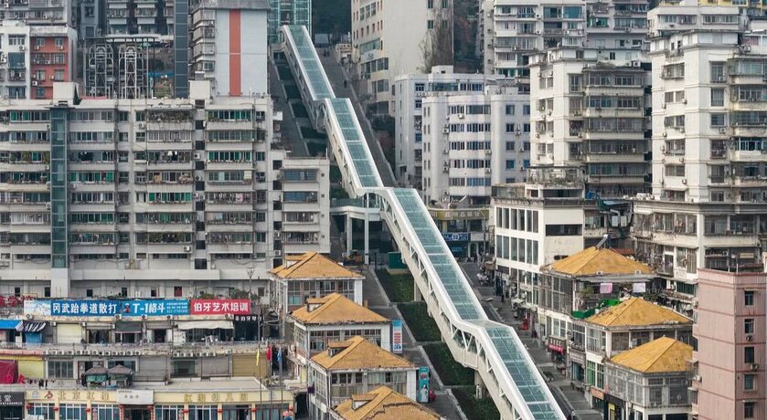 Открылась самая длинная в мире система эскалаторов