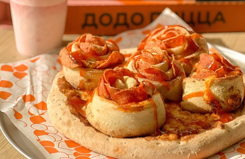 Съедобный букет: Додо выпустила пиццу с розами из мяса