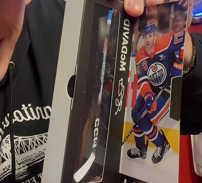 Изучаем содержимое набора McDonald's с мини-клюшками