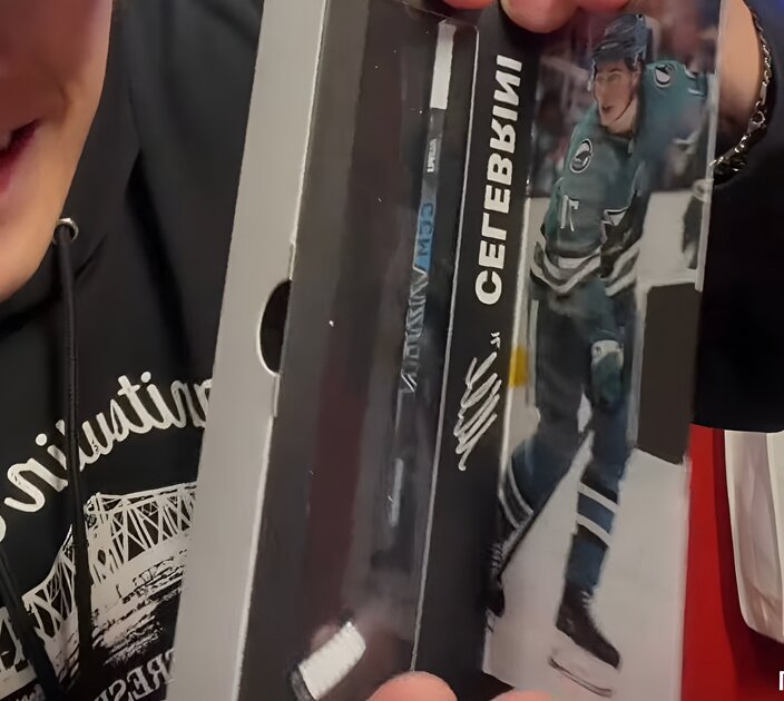 Изучаем содержимое набора McDonald's с мини-клюшками