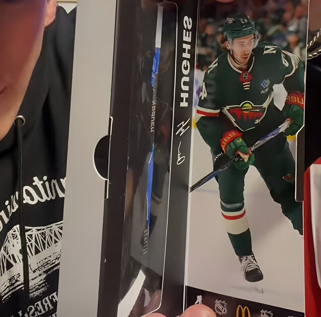 Изучаем содержимое набора McDonald's с мини-клюшками