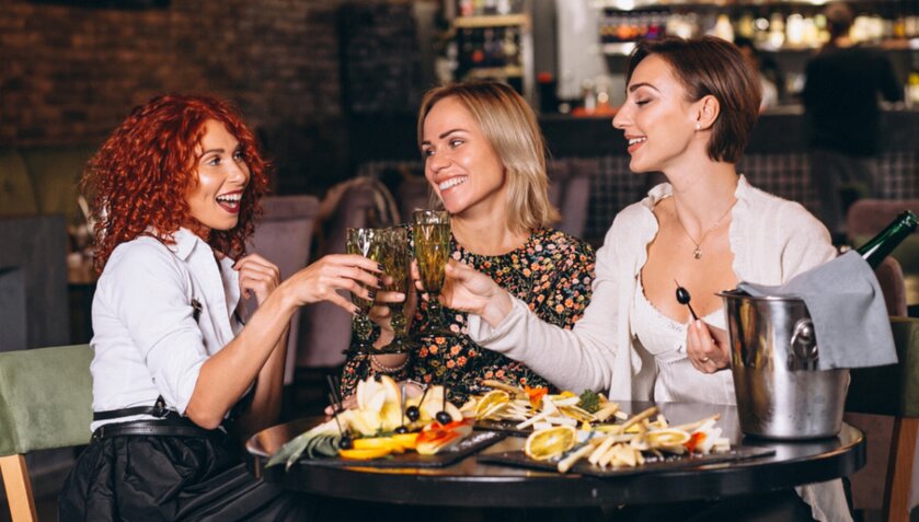 В каких ресторанах 8 марта женщин ждут подарки и угощения