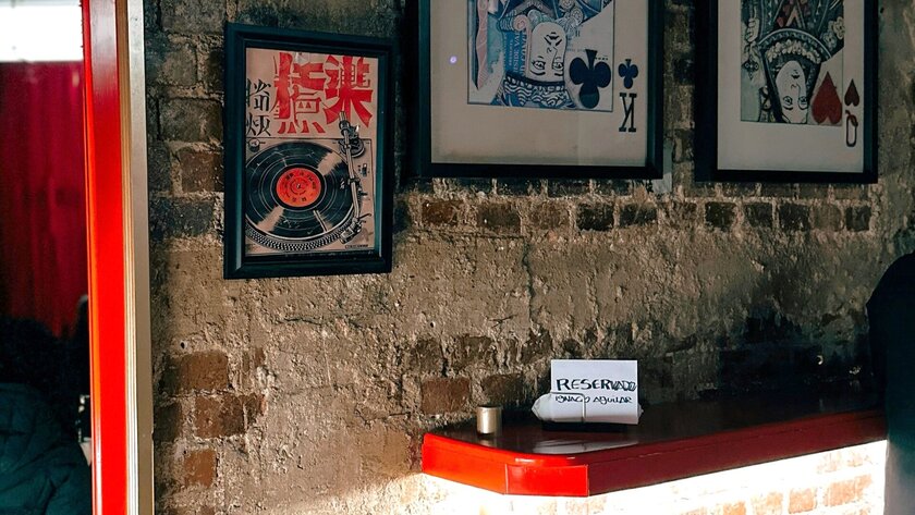 Японский винил и открытая кухня: чем удивит ресторан Bus