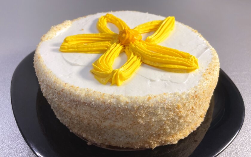 «Лепестки солнца» от «ВкусВилл»: пробуем на вкус новый торт от магазина