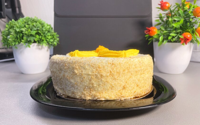 «Лепестки солнца» от «ВкусВилл»: пробуем на вкус новый торт от магазина