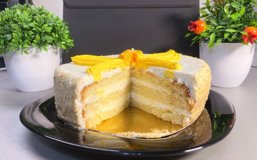 «Лепестки солнца» от «ВкусВилл»: пробуем на вкус новый торт от магазина