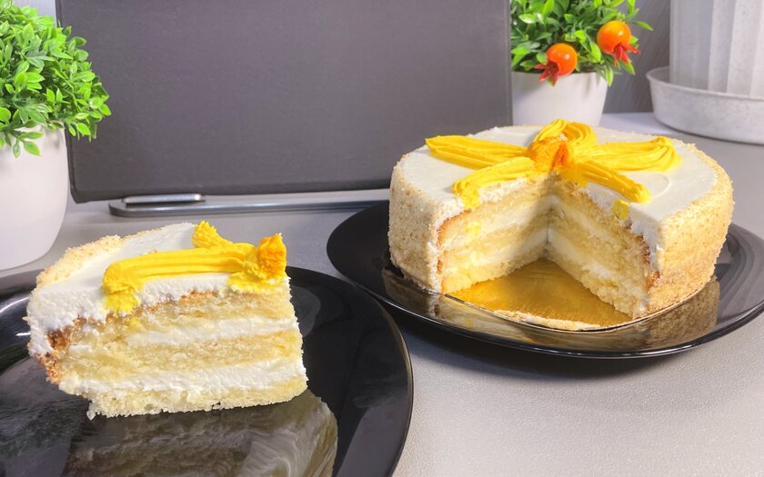 «Лепестки солнца» от «ВкусВилл»: пробуем на вкус новый торт от магазина